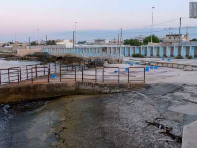 ...degrada poi verso l�Adriatico l� dove � presente l�accesso principale al mare